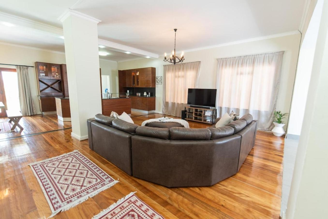 Holiday home Luxury Living On Westview *