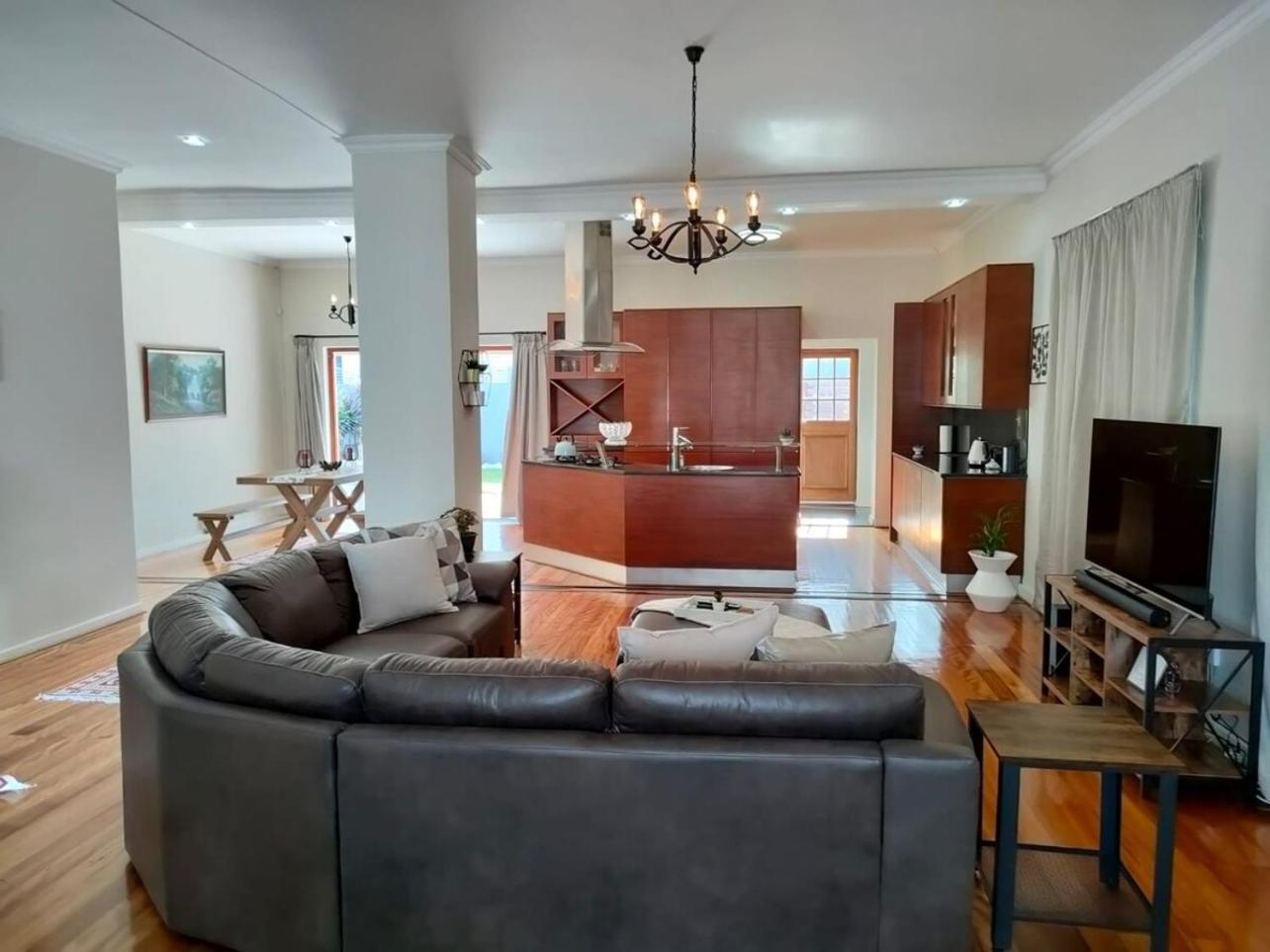 Luxury Living On Westview Holiday home